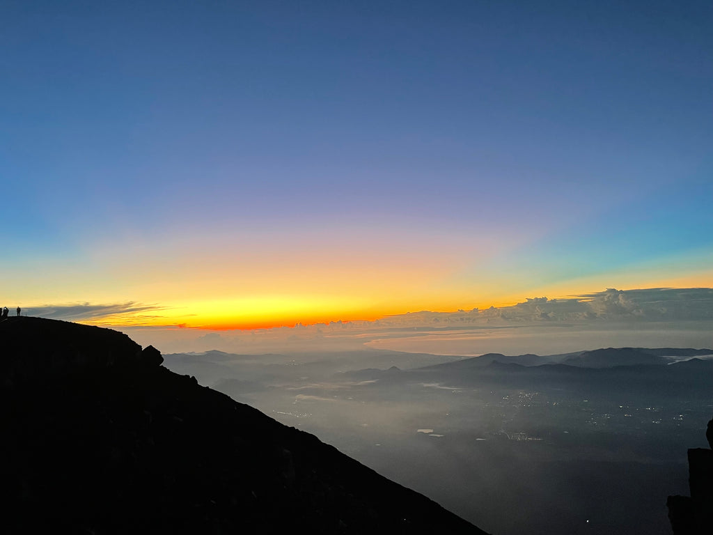 穴を掘る人の9月9日初富士山